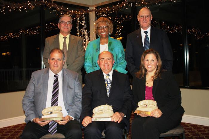 前排, 从左到右:Christina Voorhees, Outstanding Alumnus Award; Dale Simbeck, Lifetime Achievement Award; 大卫Trinkley, 杰出大使奖.